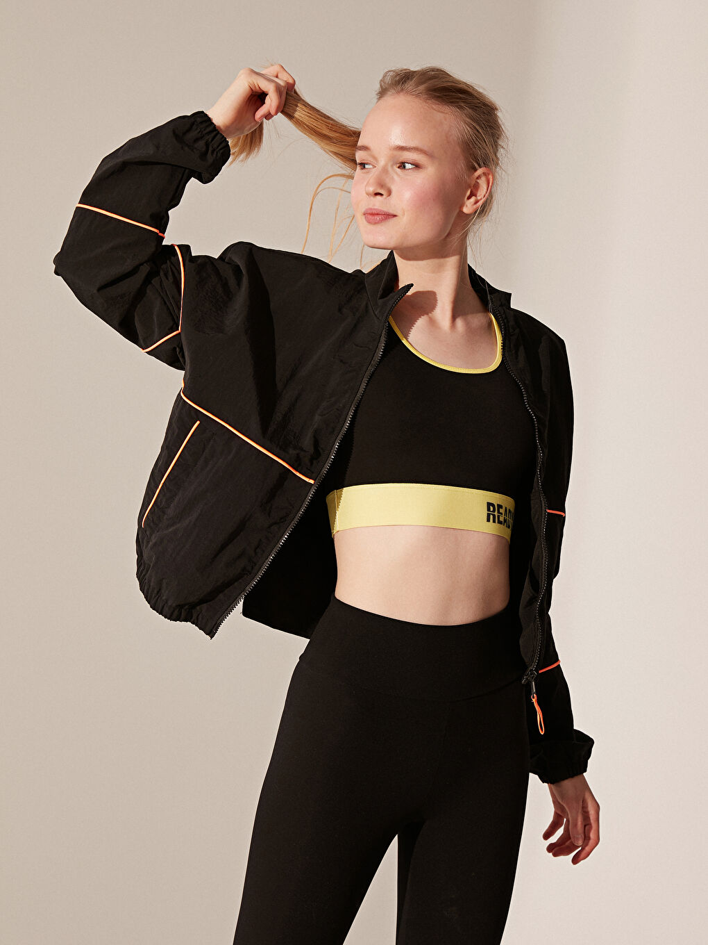 Siyah Çanta Olabilen Dik Yaka İnce Yağmurluk-1