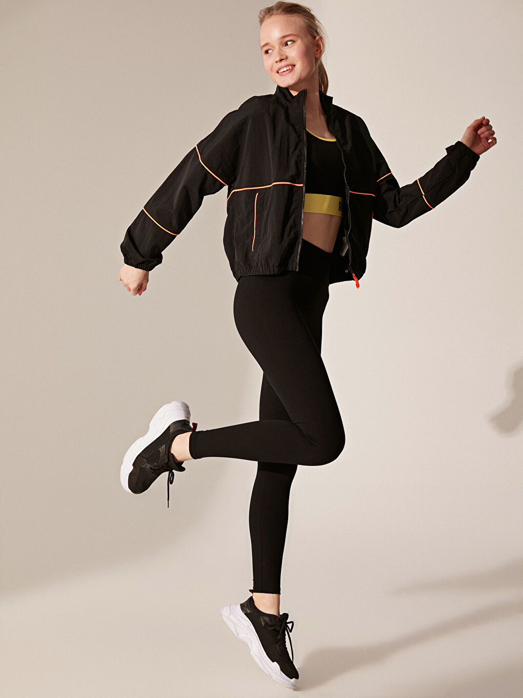 Siyah Çanta Olabilen Dik Yaka İnce Yağmurluk-2