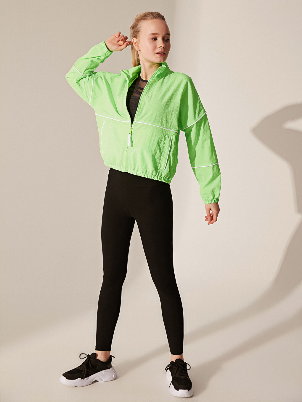 Yeşil Çanta Olabilen Dik Yaka İnce Yağmurluk-1