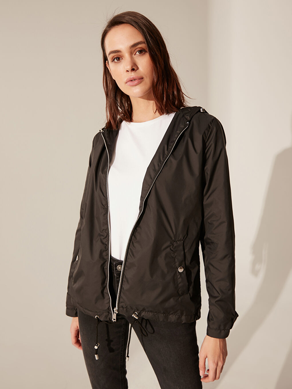 Siyah Kapüşonlu İnce Yağmurluk-1