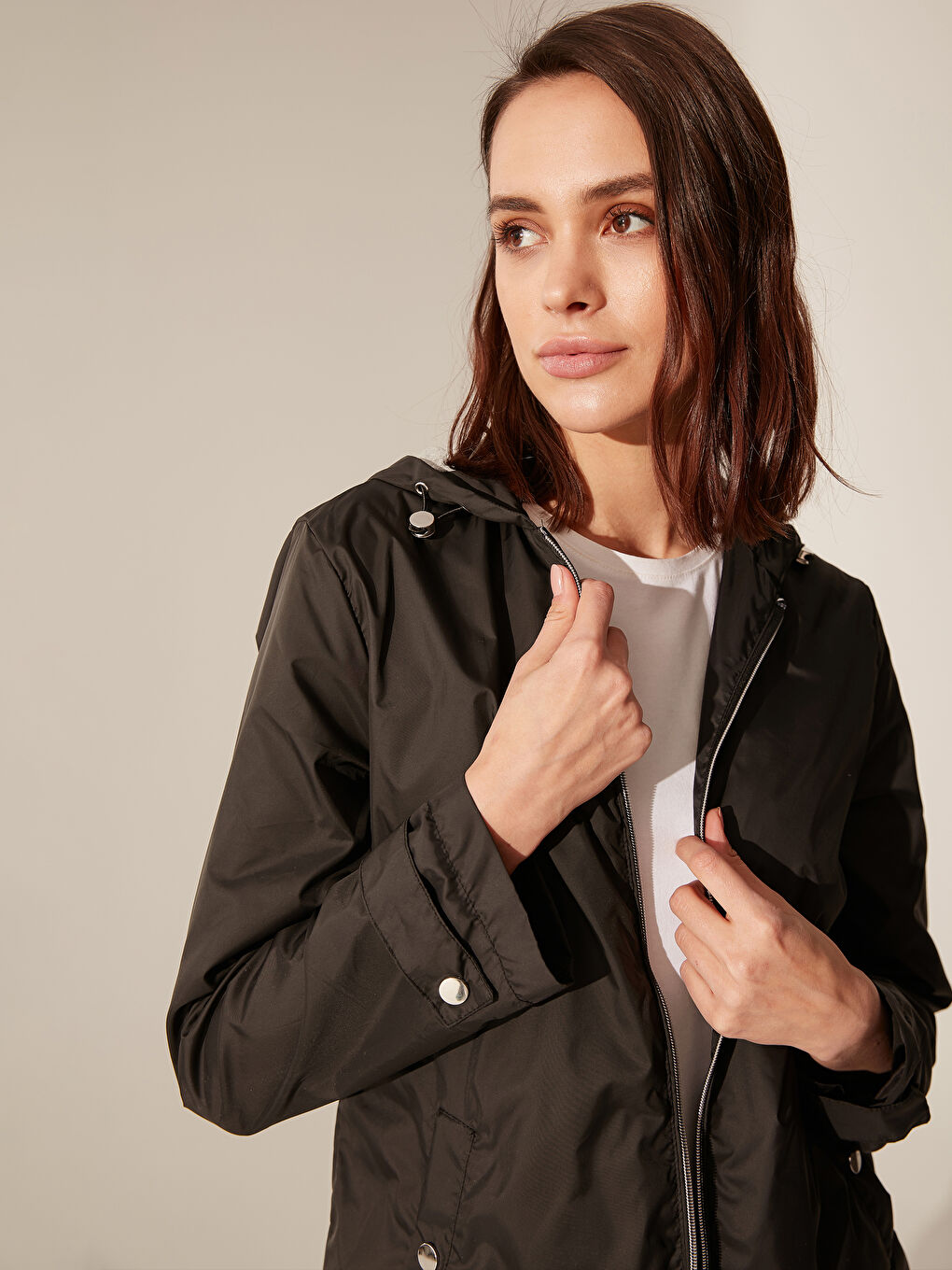 Siyah Kapüşonlu İnce Yağmurluk-2