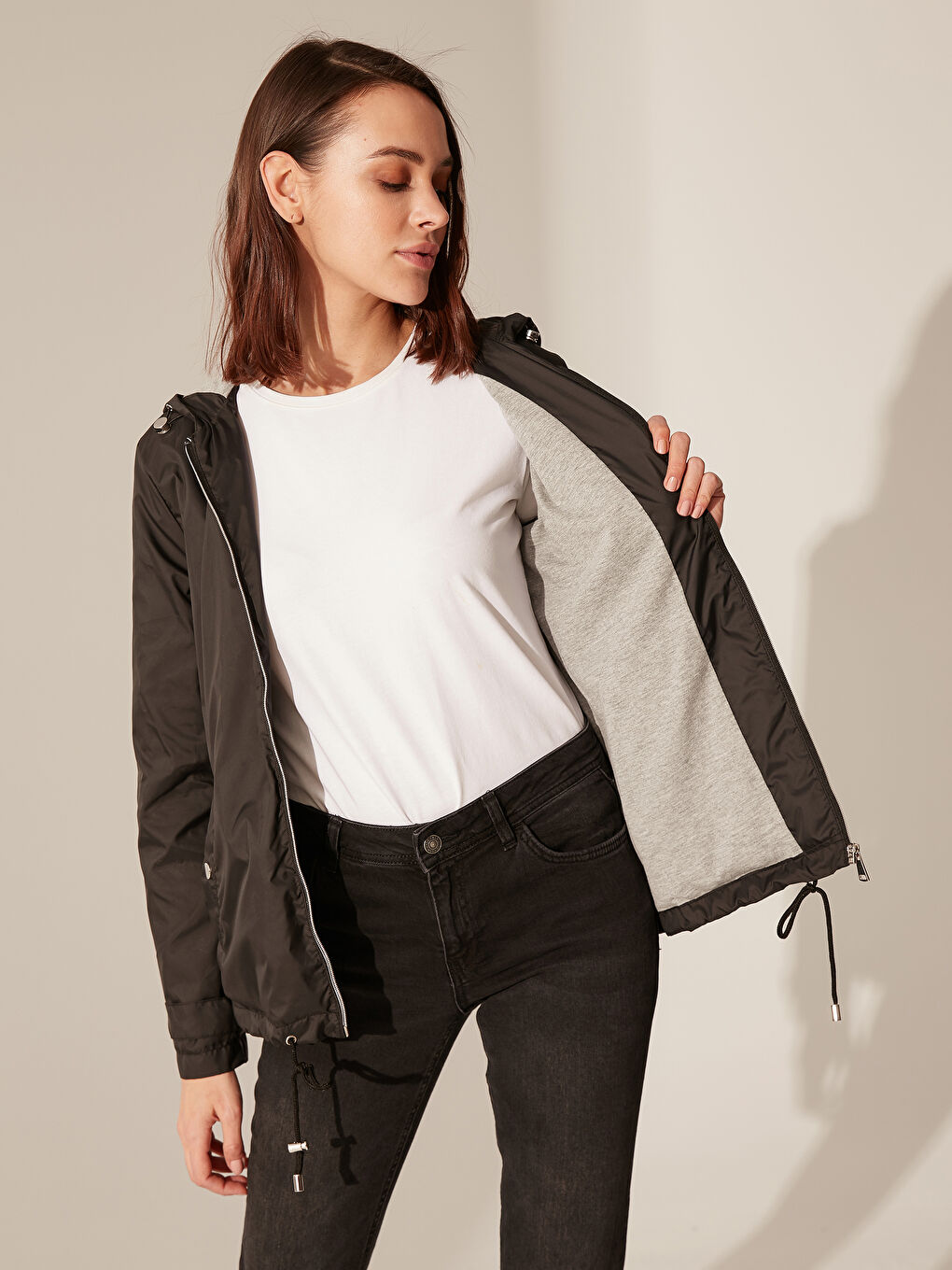 Siyah Kapüşonlu İnce Yağmurluk-3