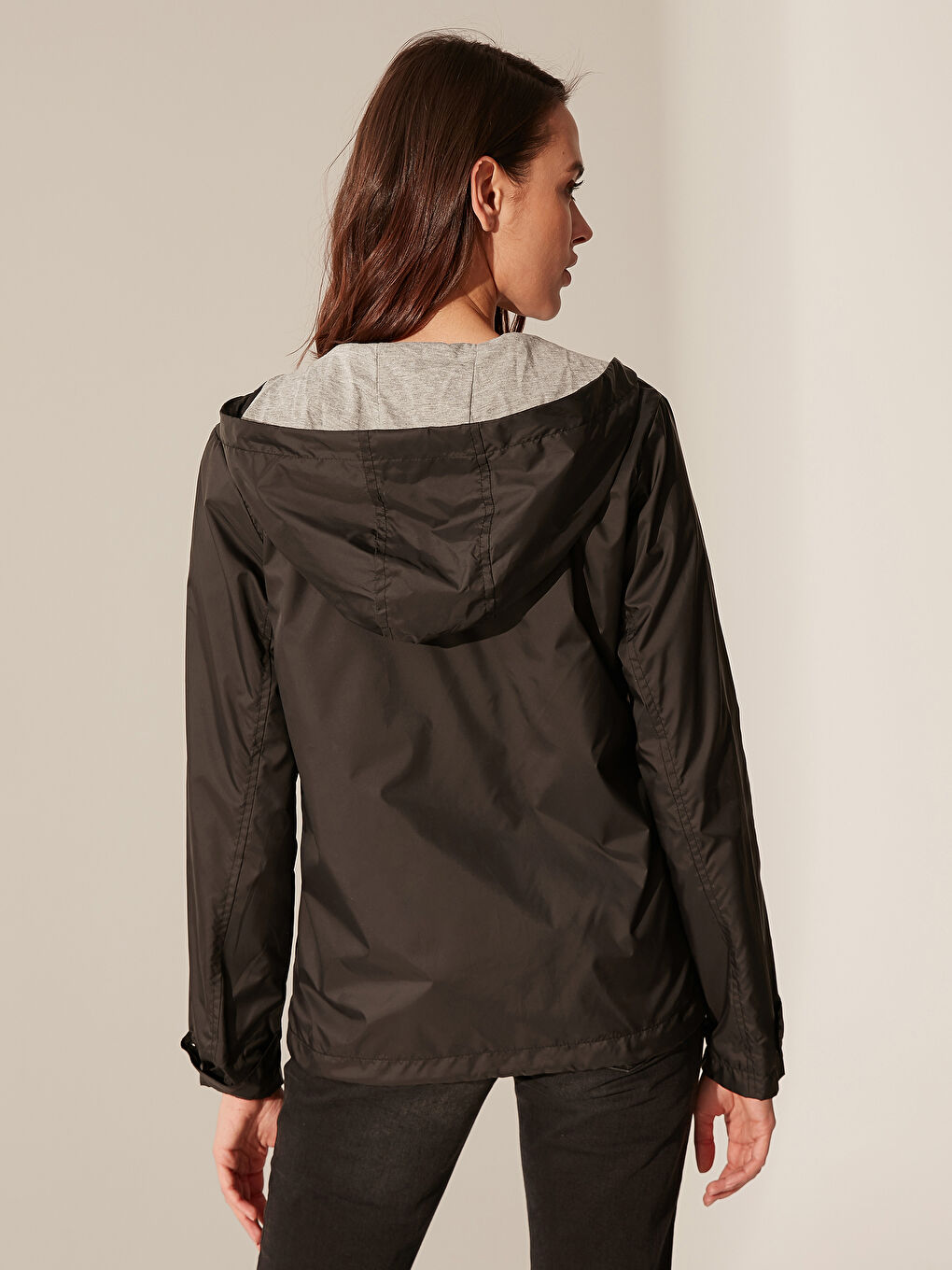 Siyah Kapüşonlu İnce Yağmurluk-4