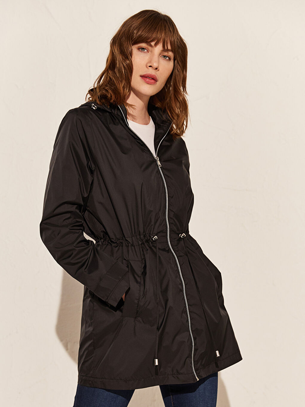 Siyah Kapüşonlu İnce Uzun Kollu Kadın Yağmurluk