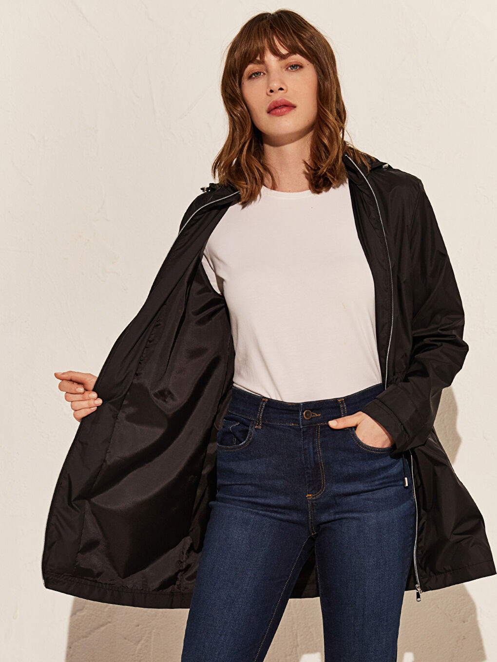 Siyah Kapüşonlu İnce Uzun Kollu Kadın Yağmurluk-1