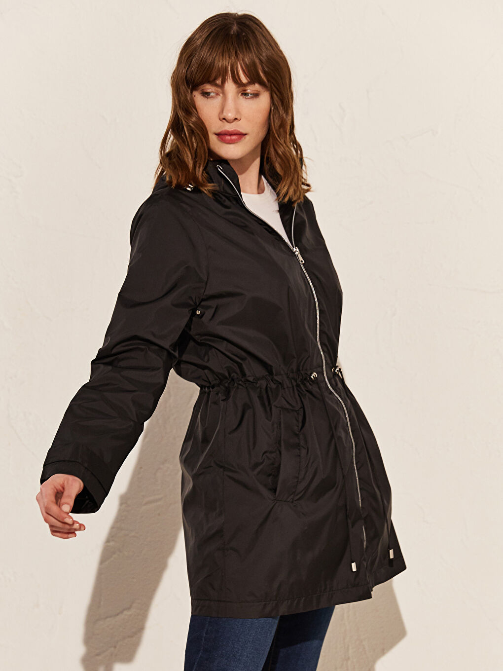 Siyah Kapüşonlu İnce Uzun Kollu Kadın Yağmurluk-2