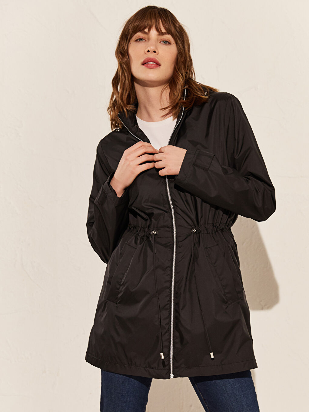 Siyah Kapüşonlu İnce Uzun Kollu Kadın Yağmurluk-3