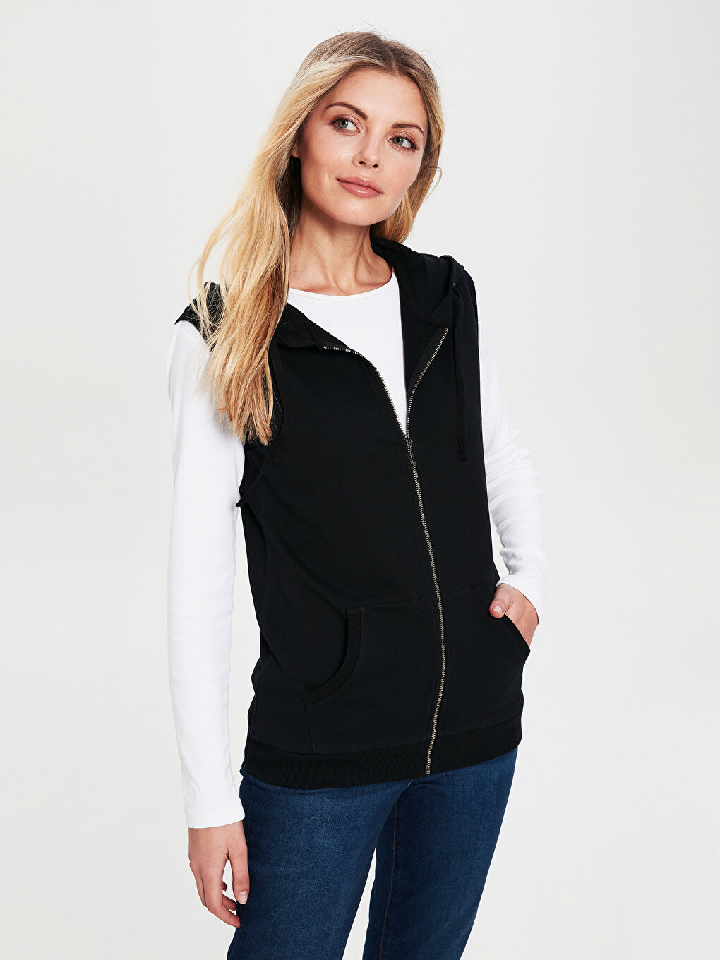 Siyah Kadın Kapüşonlu Düz Yelek-1