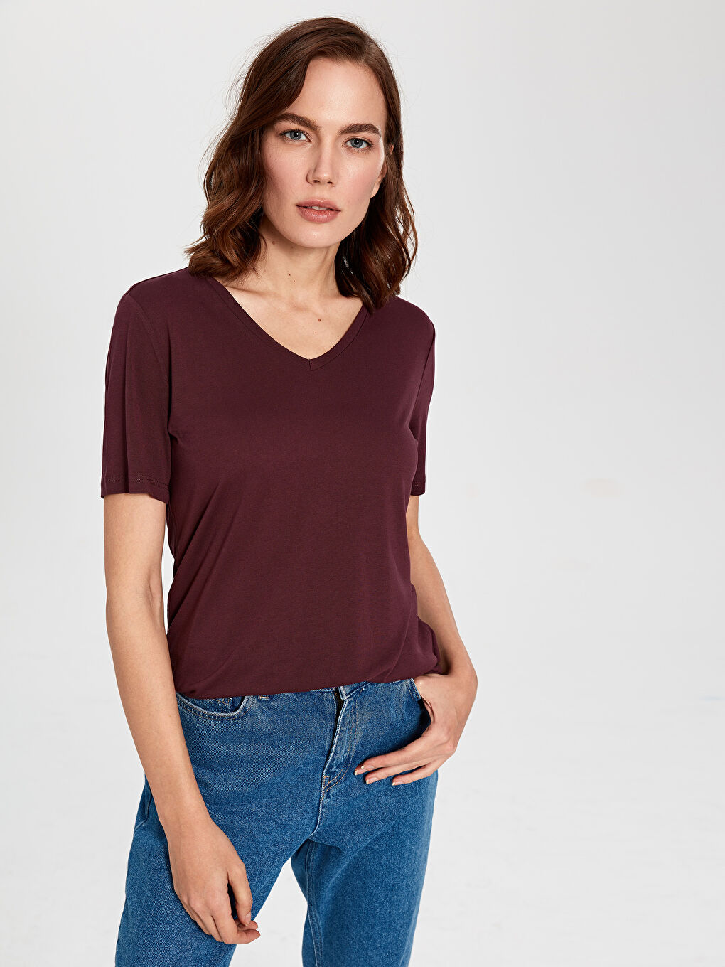 Mürdüm V Yaka Viskon Kısa Kollu Kadın Tişört