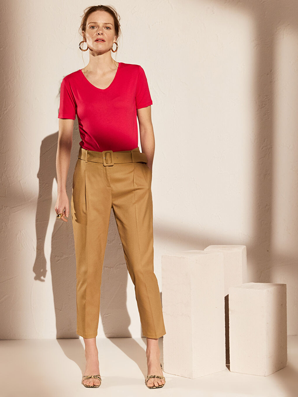 Pembe V Yaka Viskon Kısa Kollu Kadın Tişört-2