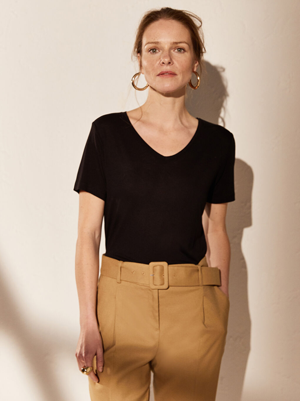 Siyah V Yaka Viskon Kısa Kollu Kadın Tişört