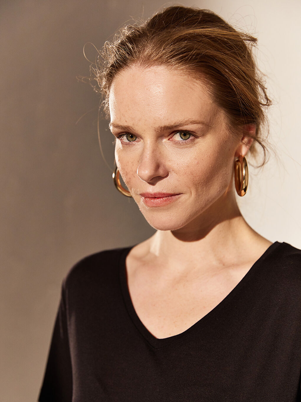 Siyah V Yaka Viskon Kısa Kollu Kadın Tişört-2