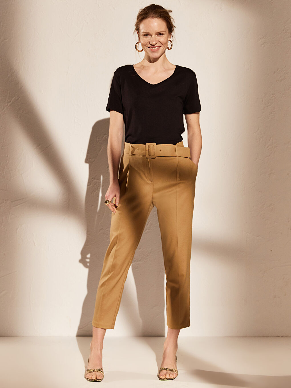 Siyah V Yaka Viskon Kısa Kollu Kadın Tişört-3