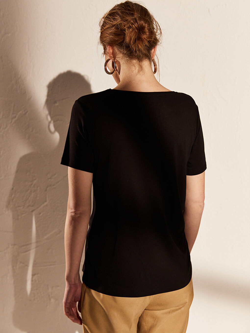 Siyah V Yaka Viskon Kısa Kollu Kadın Tişört-4