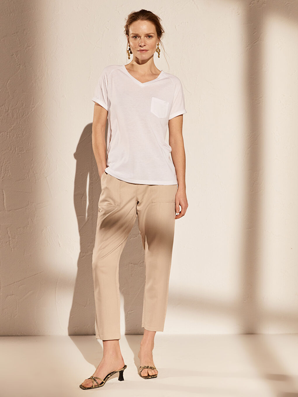 Beyaz V Yaka Cep Detaylı Kısa Kollu Kadın Tişört-1