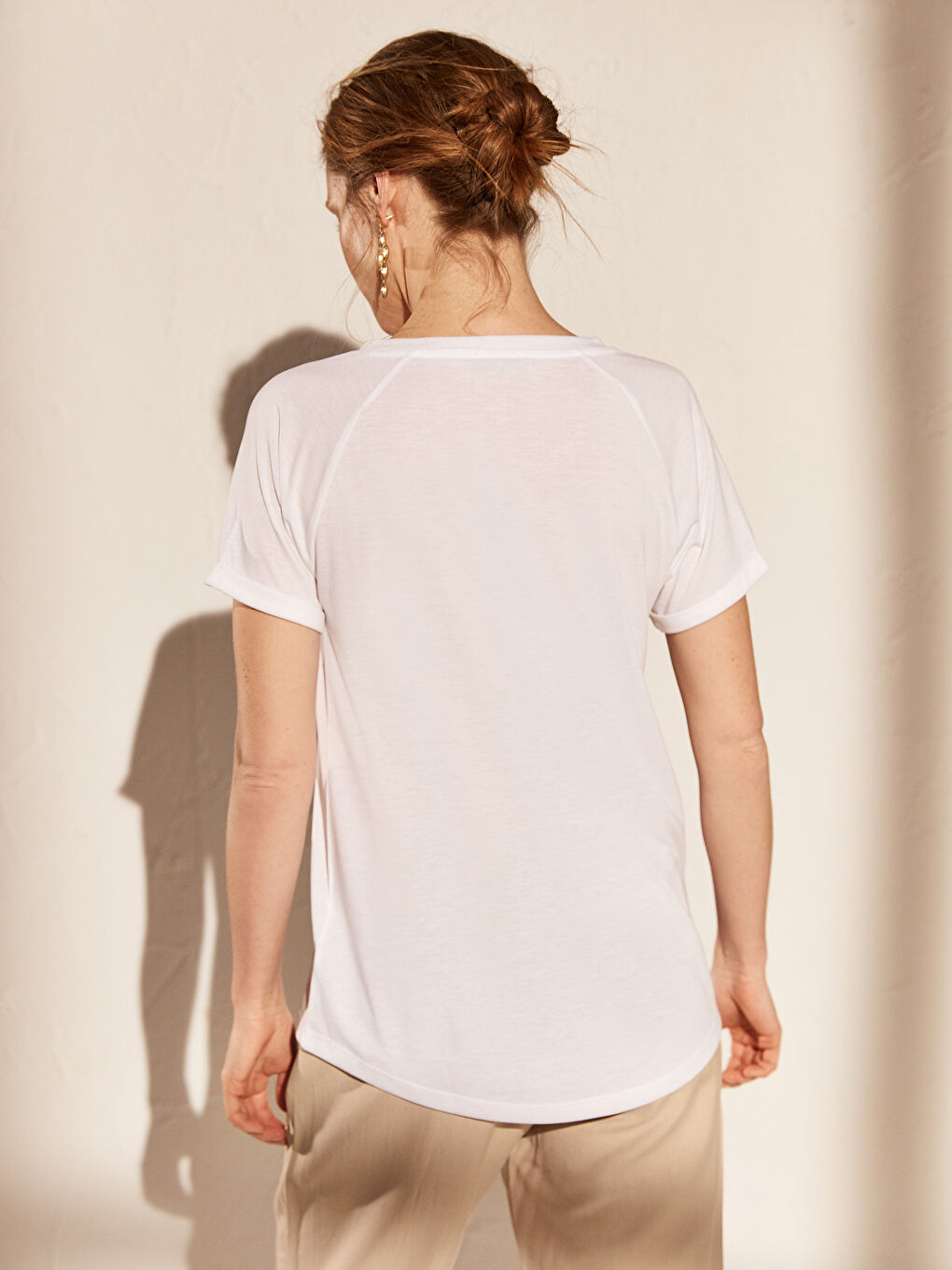 Beyaz V Yaka Cep Detaylı Kısa Kollu Kadın Tişört-2