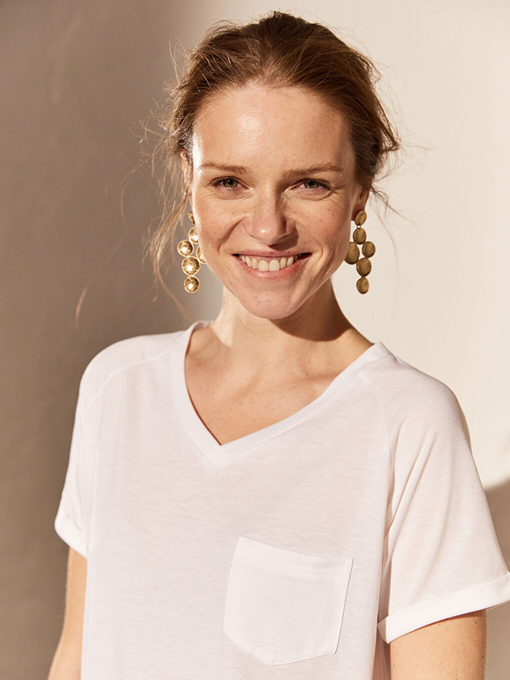 Beyaz V Yaka Cep Detaylı Kısa Kollu Kadın Tişört-3