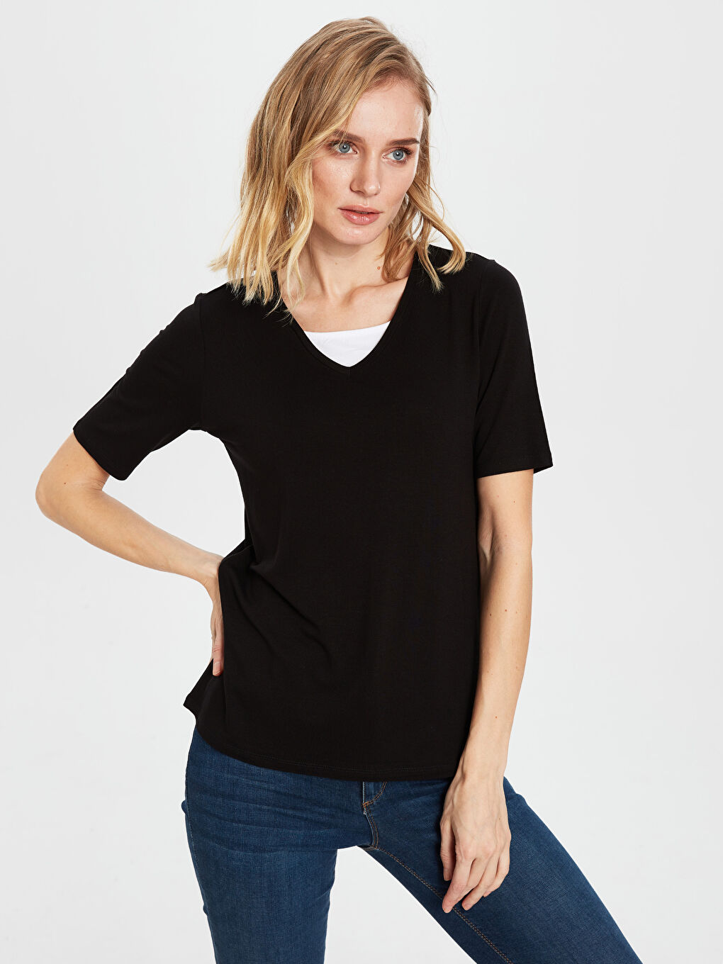 Женская футболка с коротким рукавом и v-образным вырезом