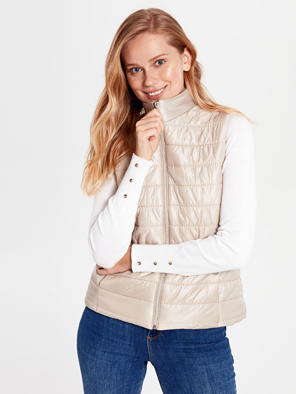 Bej Dik Yaka Standart Fit Kadın Dik Yaka Şişme Yelek