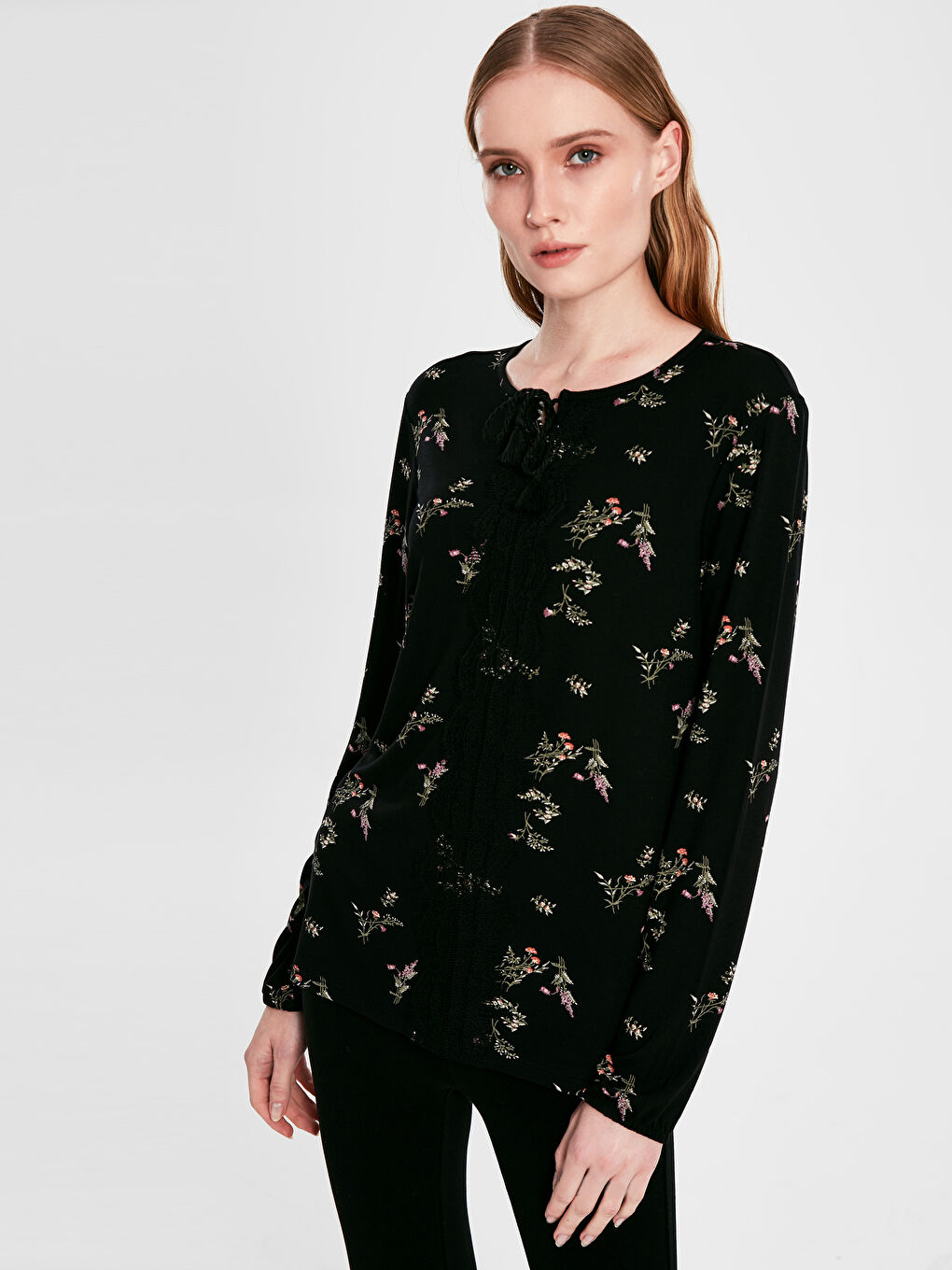 Siyah Bağlamalı Yaka Uzun Kollu Kadın Tişört