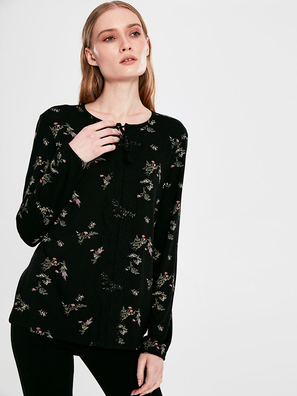 Siyah Bağlamalı Yaka Uzun Kollu Kadın Tişört-1