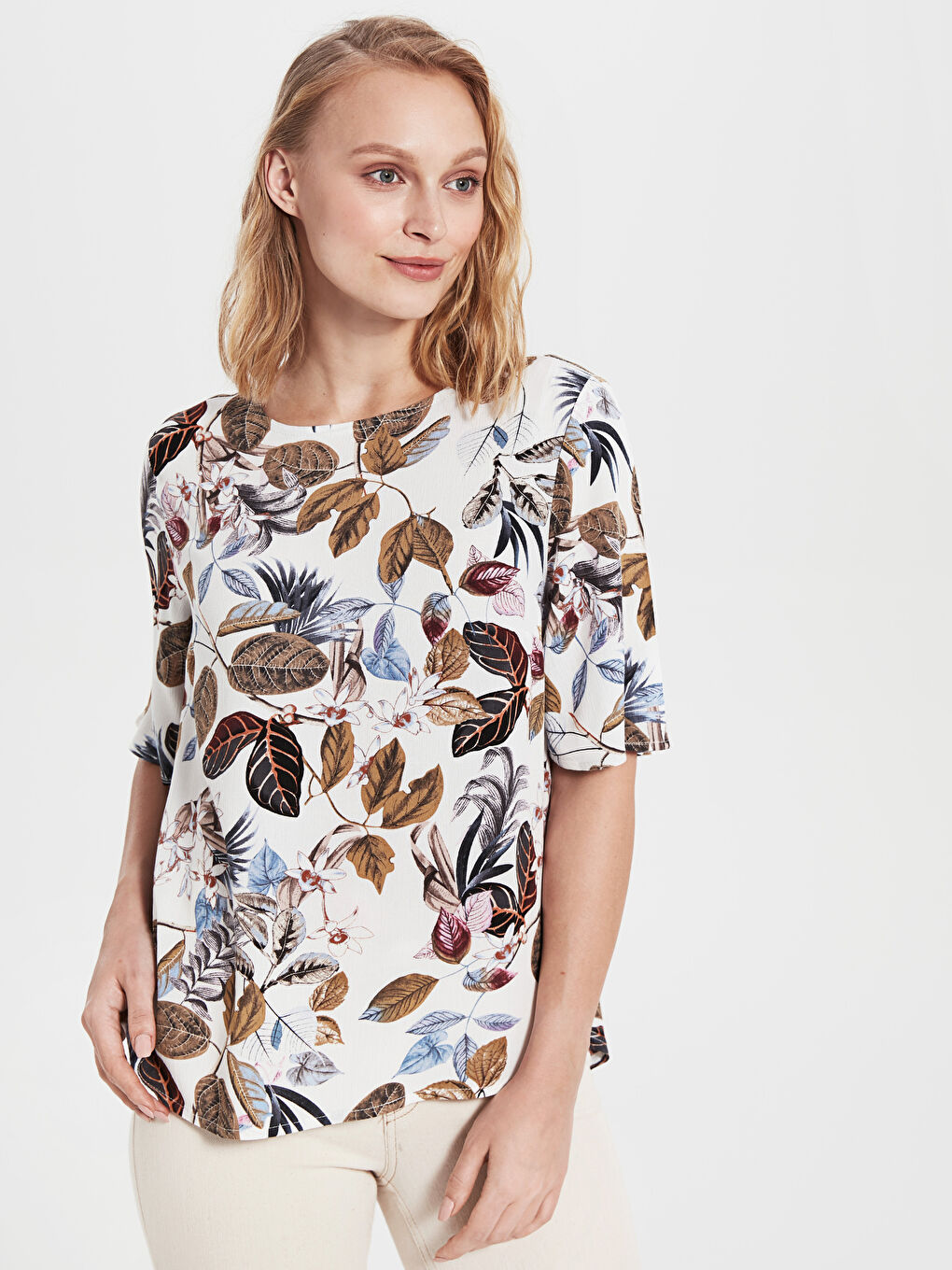 Ekru Bisiklet Yaka Desenli Kısa Kollu Viskon Kadın Bluz