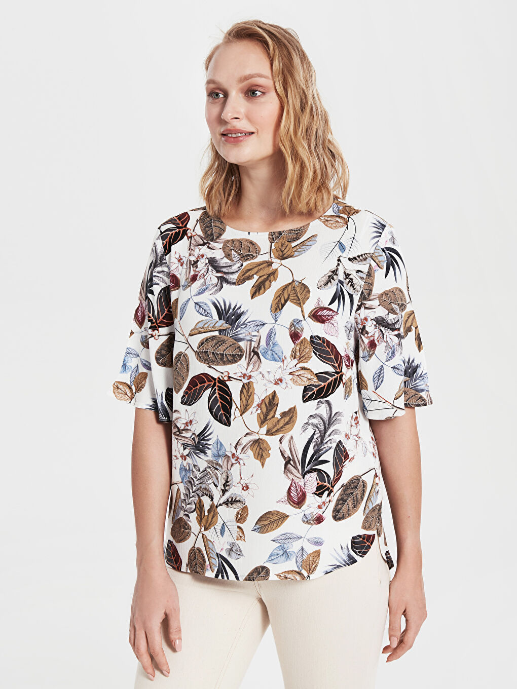 Ekru Bisiklet Yaka Desenli Kısa Kollu Viskon Kadın Bluz-1