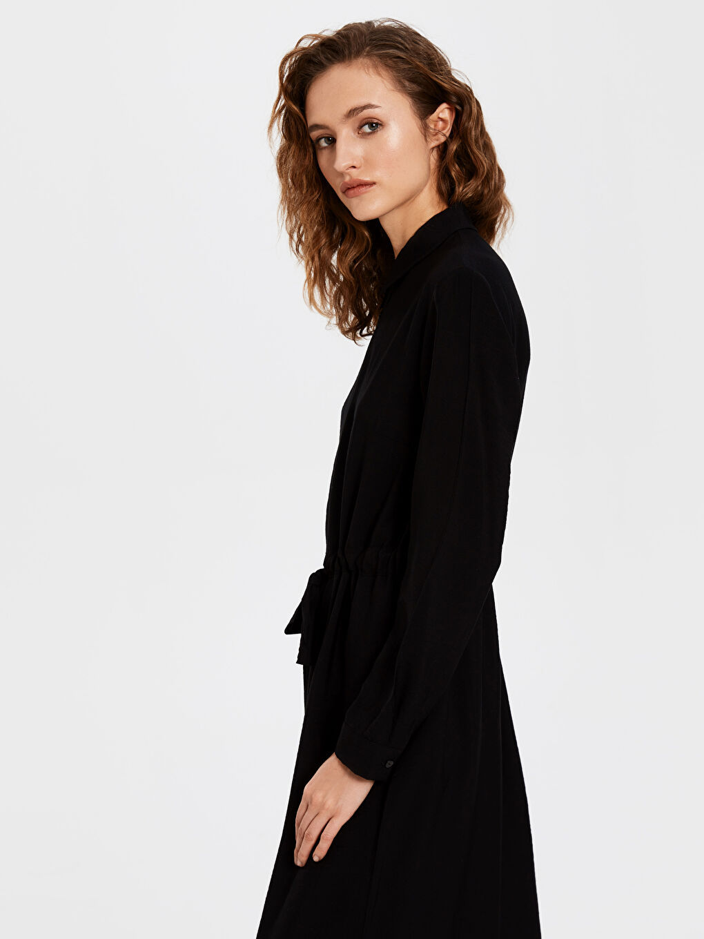 Длинное платье с поясом из текстурированной ткани-6