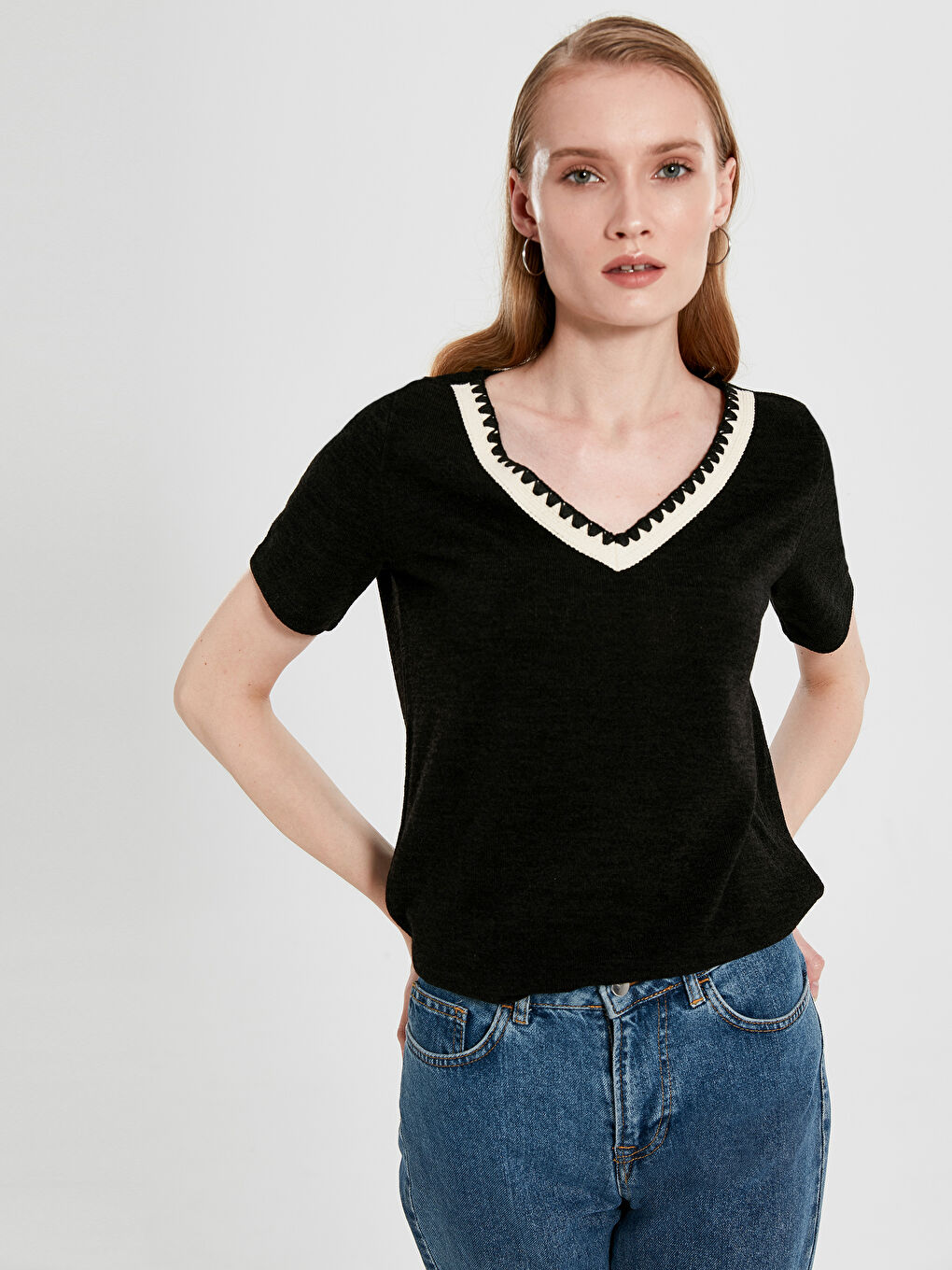 Siyah V Yaka Kısa Kollu Kadın Tişört-1