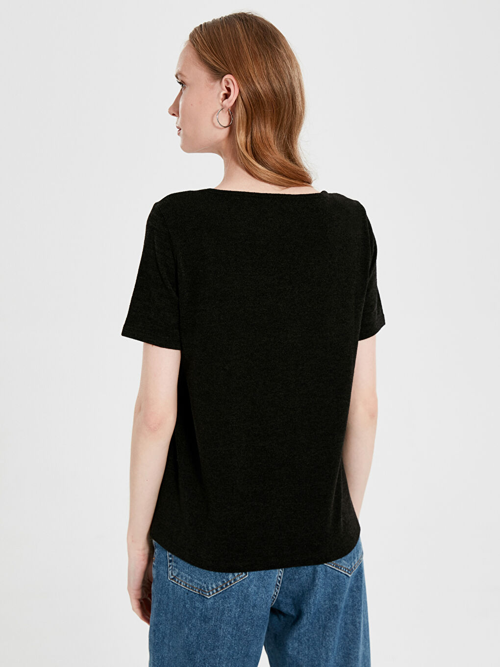 Siyah V Yaka Kısa Kollu Kadın Tişört-2