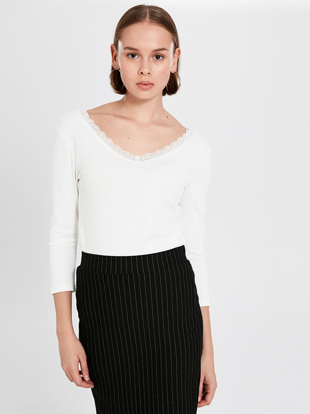 Beyaz V Yaka Dantel Detaylı Kadın Tişört