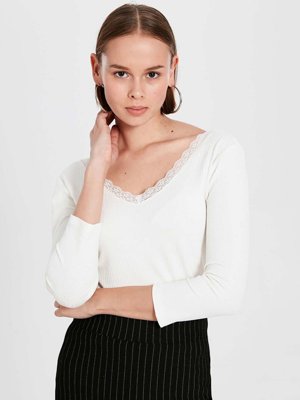 Beyaz V Yaka Dantel Detaylı Kadın Tişört-1
