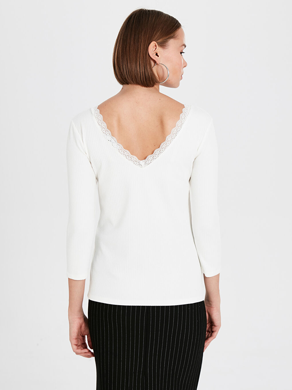 Beyaz V Yaka Dantel Detaylı Kadın Tişört-2