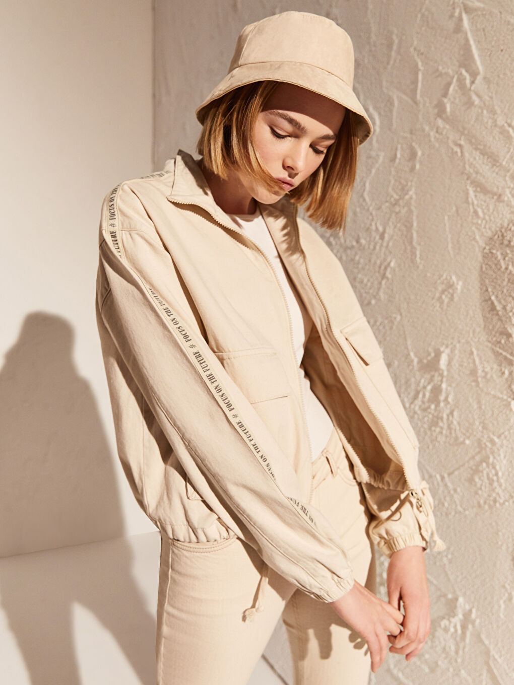 Әйелдерге арналған ұзын жеңді биік жағалы куртка-1