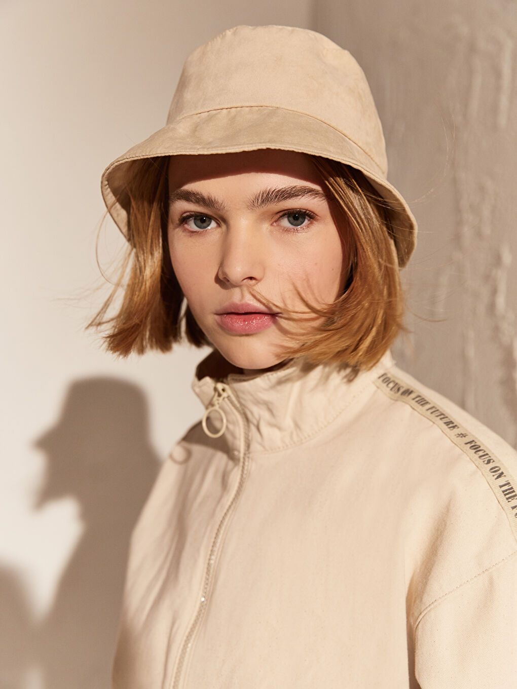 Әйелдерге арналған ұзын жеңді биік жағалы куртка-3