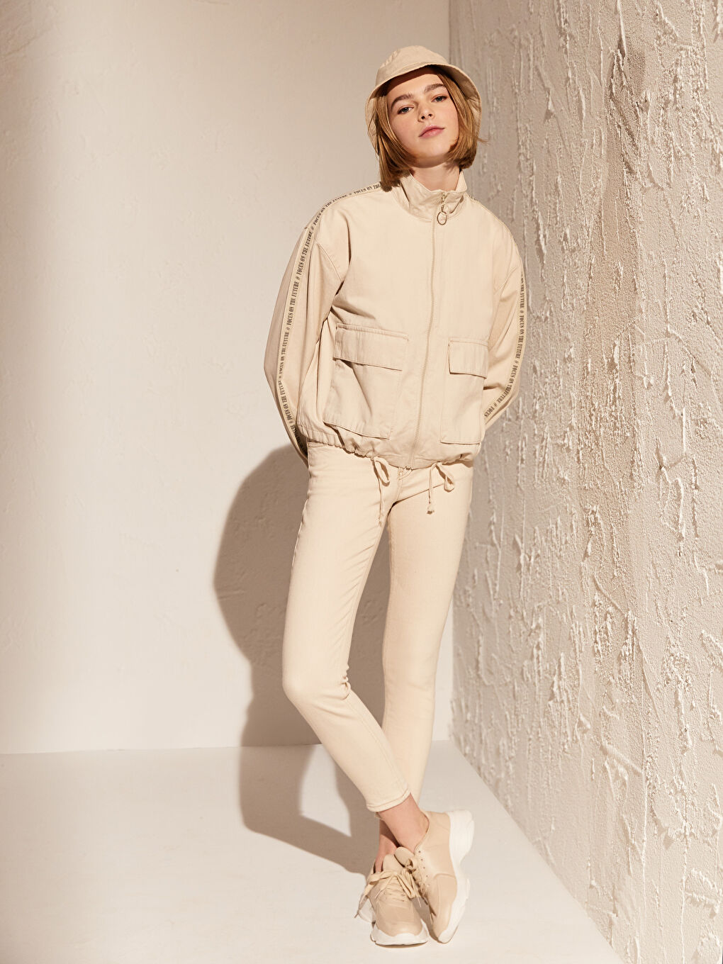 Әйелдерге арналған ұзын жеңді биік жағалы куртка-4