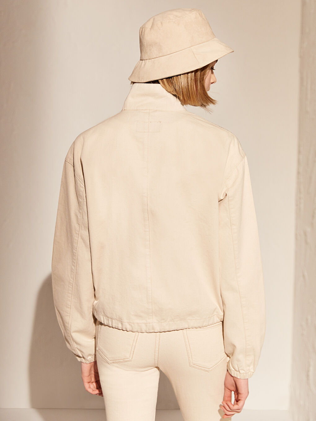 Әйелдерге арналған ұзын жеңді биік жағалы куртка-5