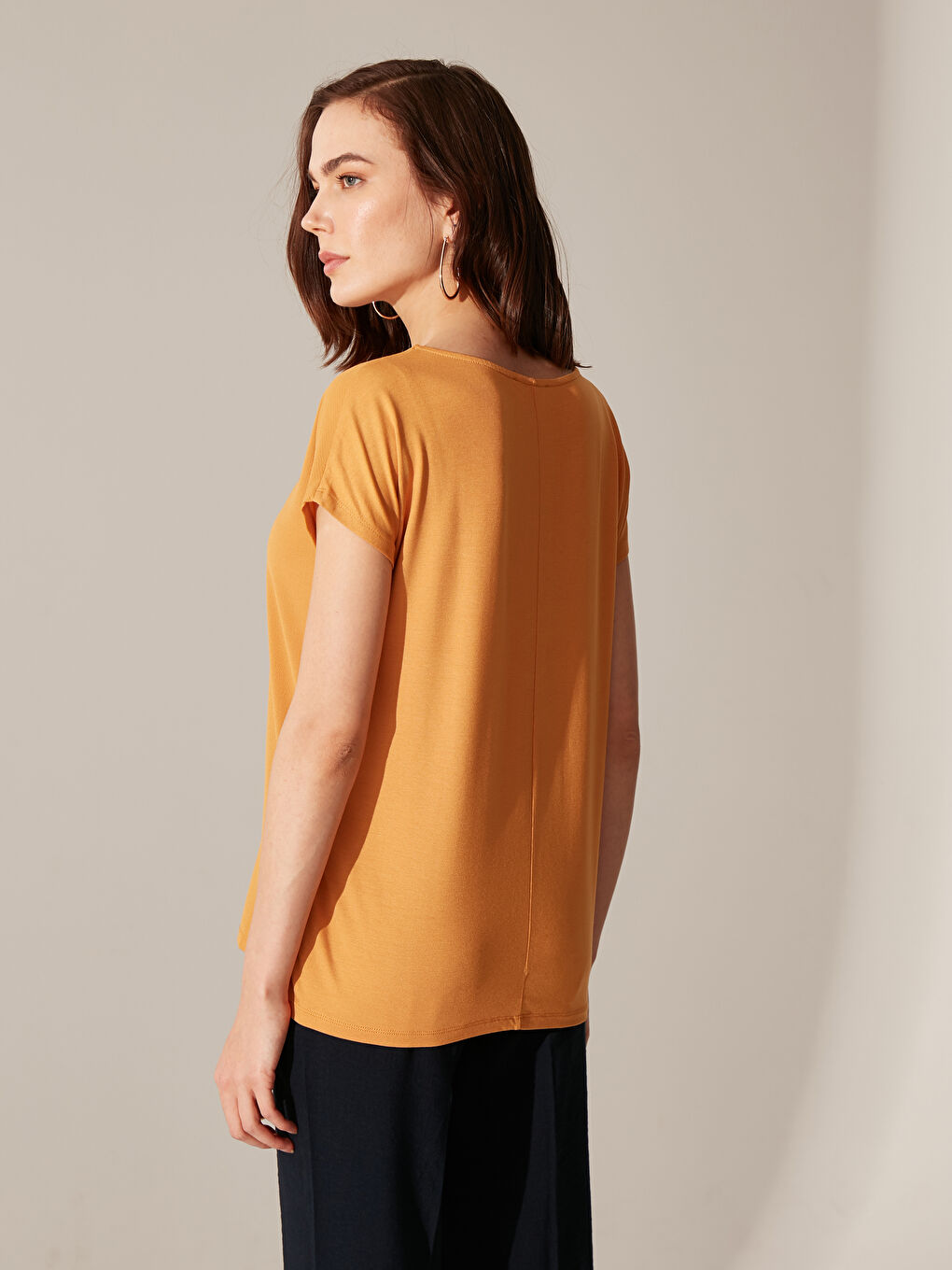 Sarı Bisiklet Yaka Standart Fit Kısa Kollu Penye Kadın Esnek Viskon Tişört-5