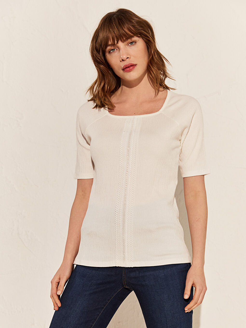 T-shirt pour Femmes à Manches Courtes Brodé à Col Carré-1