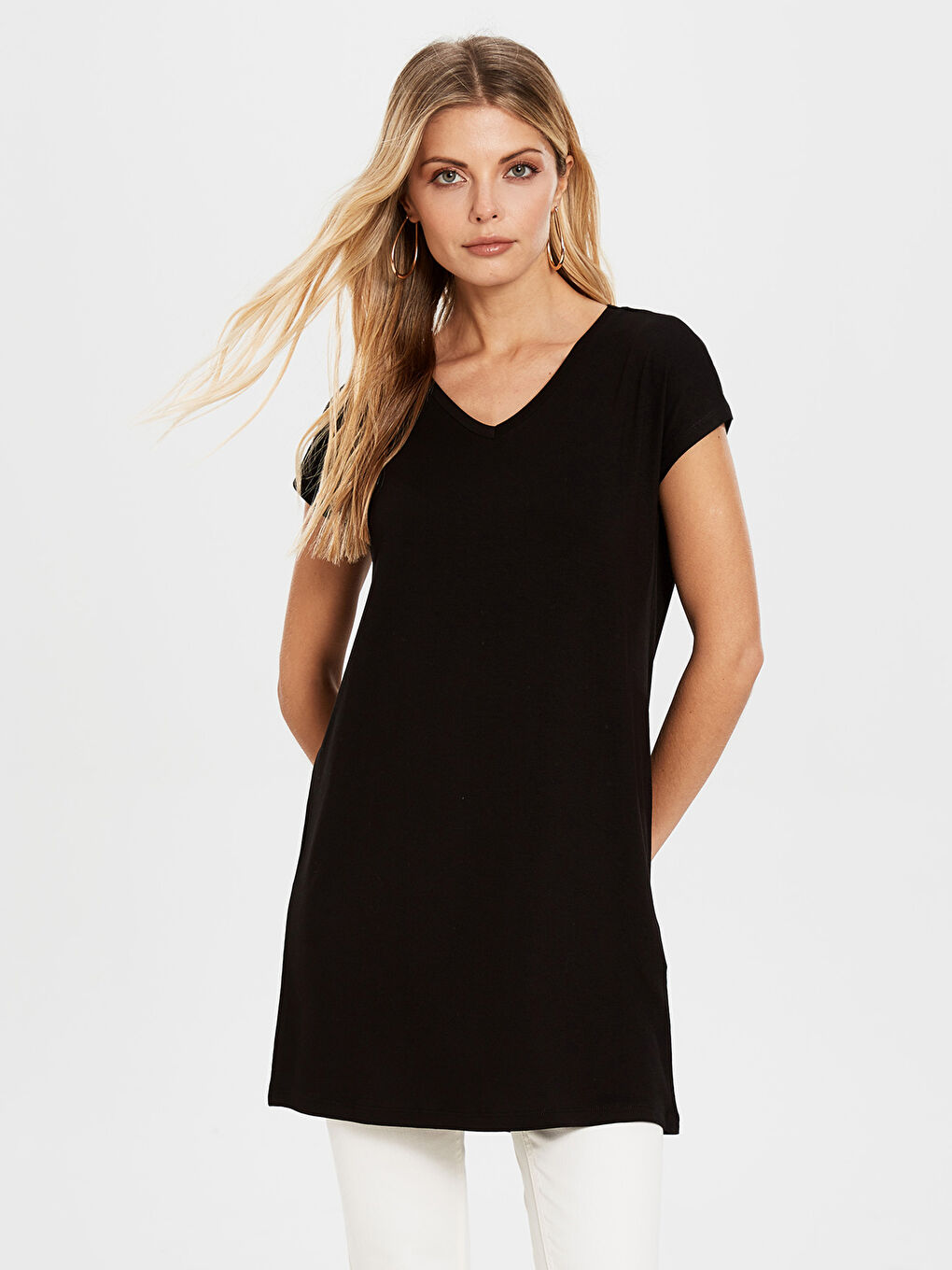 Siyah V Yaka Düz Kısa Kollu Viskon Kadın Tunik