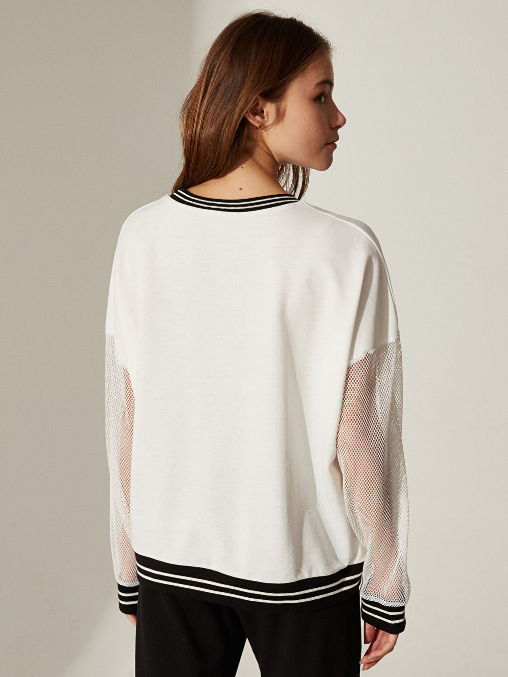 كنزة رياضية برقبة دائرية وكم طويل للسيدات-4