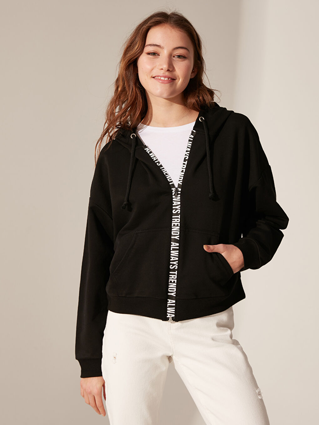 Siyah Kapüşonlu Uzun Kollu Sweatshirt Kumaşı Kadın Spor Hırka