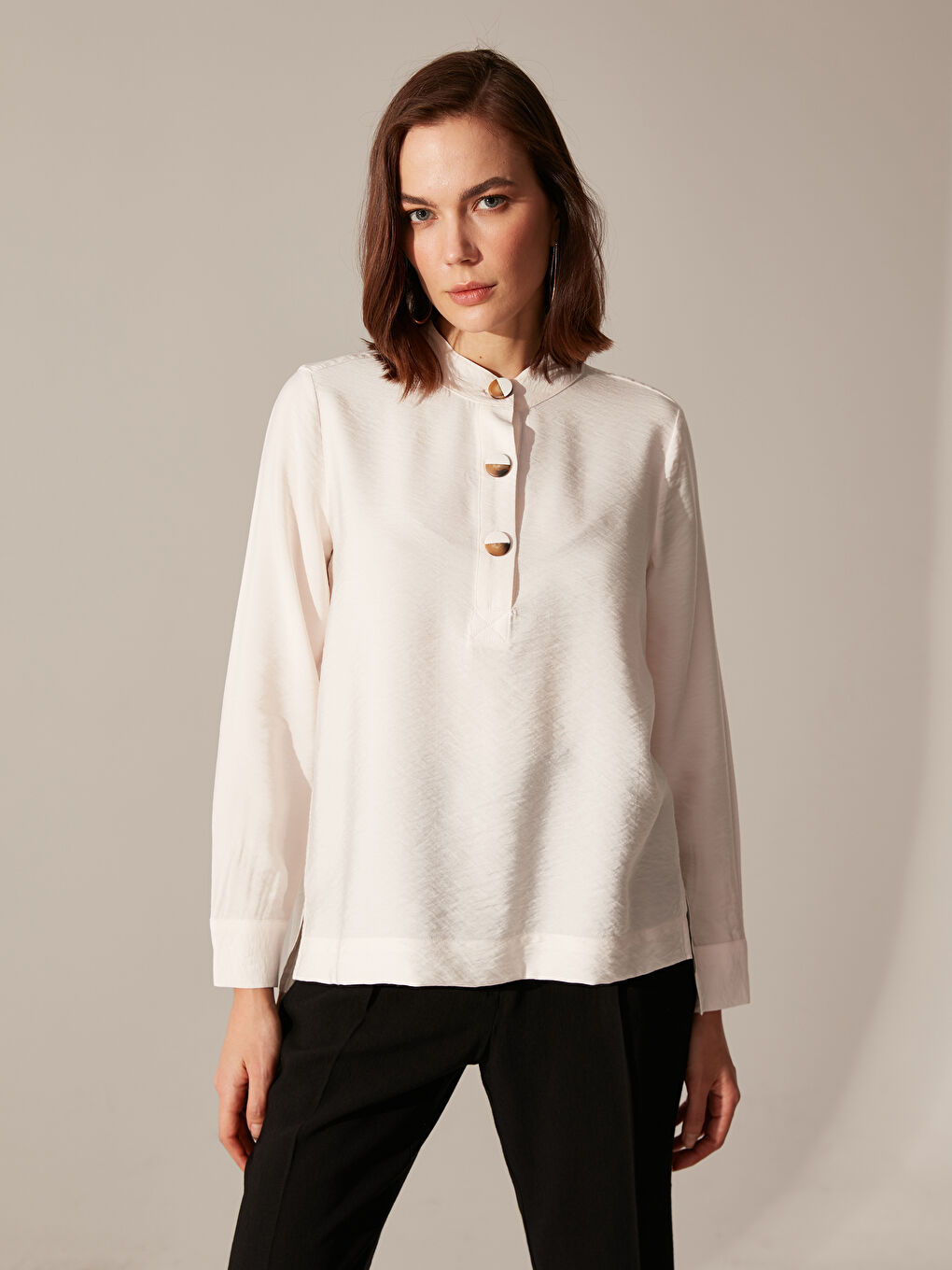 Ekru Hakim Yaka Düğme Detaylı Uzun Kollu Viskon Kadın Bluz
