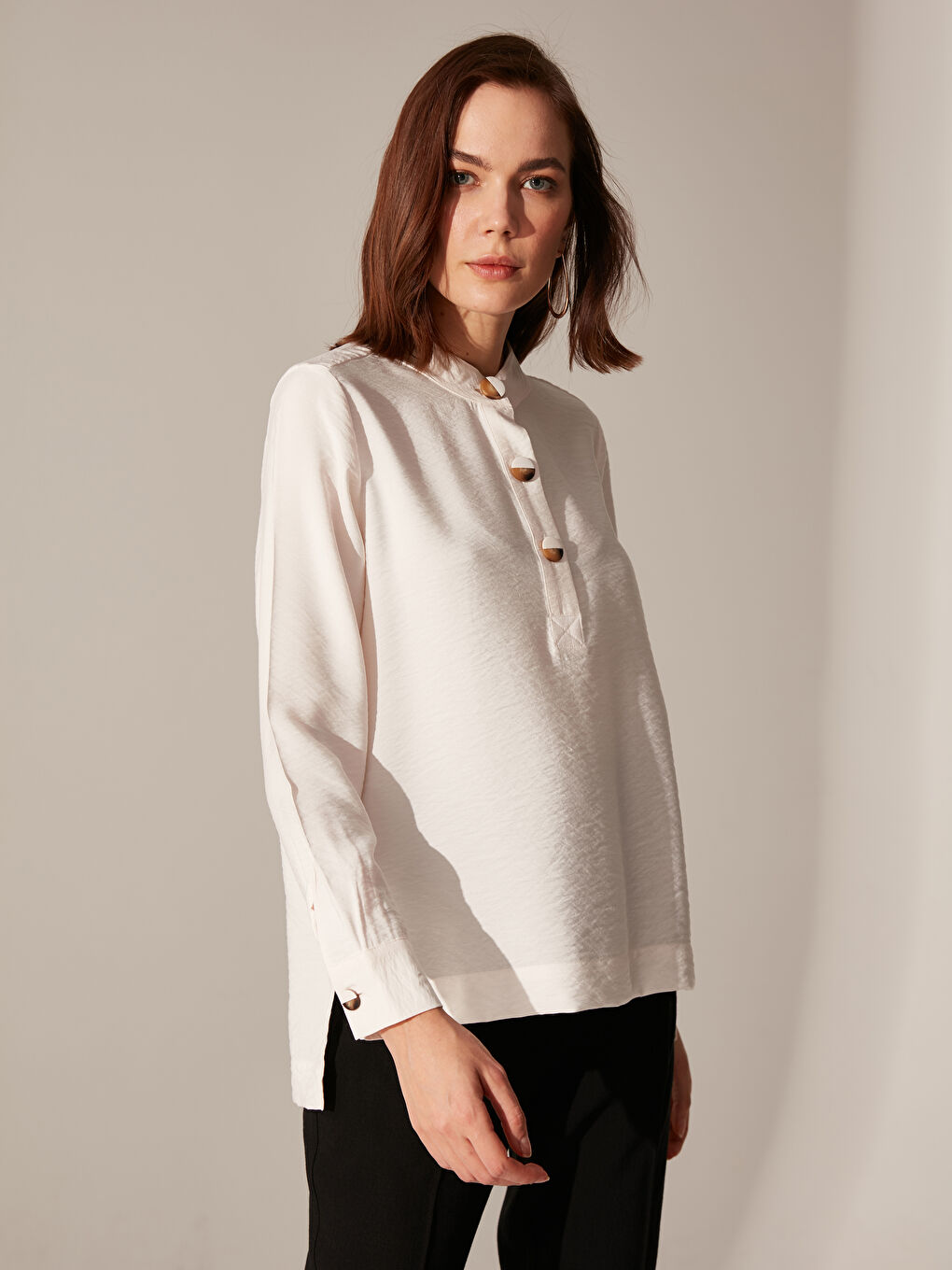 Ekru Hakim Yaka Düğme Detaylı Uzun Kollu Viskon Kadın Bluz-1