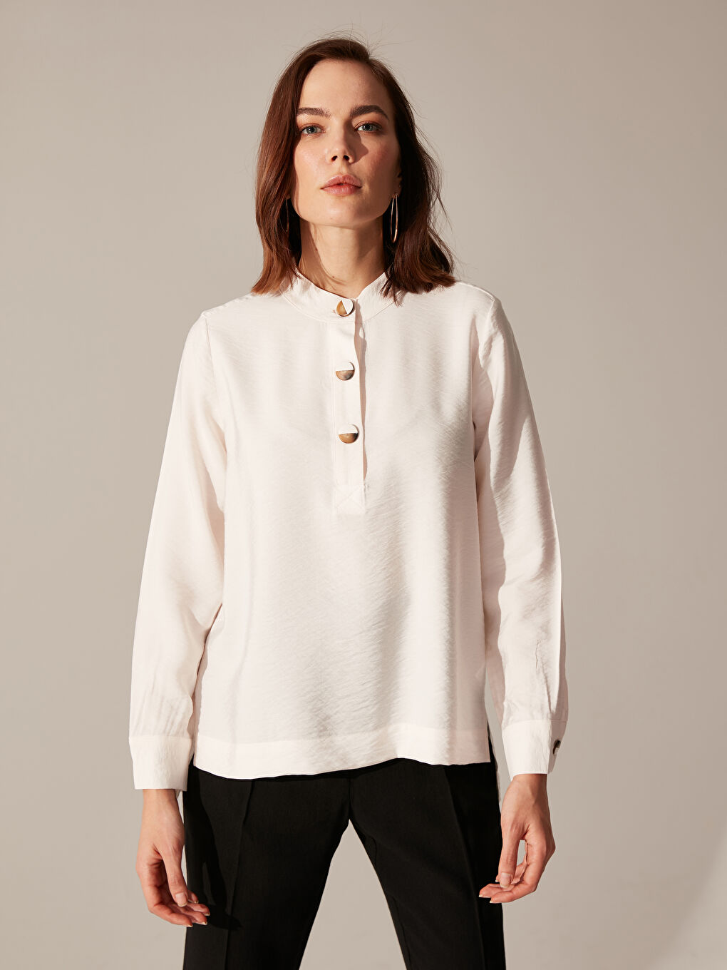 Ekru Hakim Yaka Düğme Detaylı Uzun Kollu Viskon Kadın Bluz-2