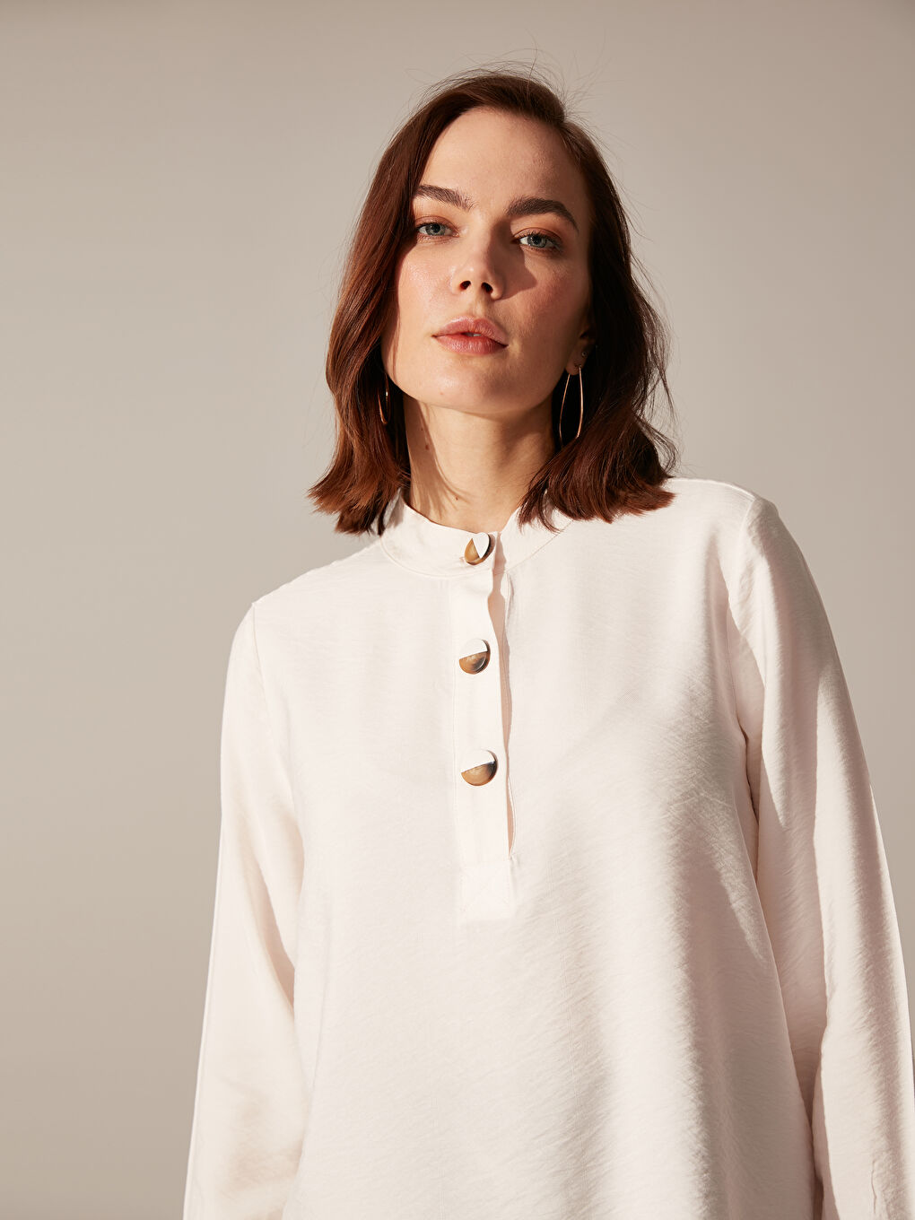 Ekru Hakim Yaka Düğme Detaylı Uzun Kollu Viskon Kadın Bluz-3