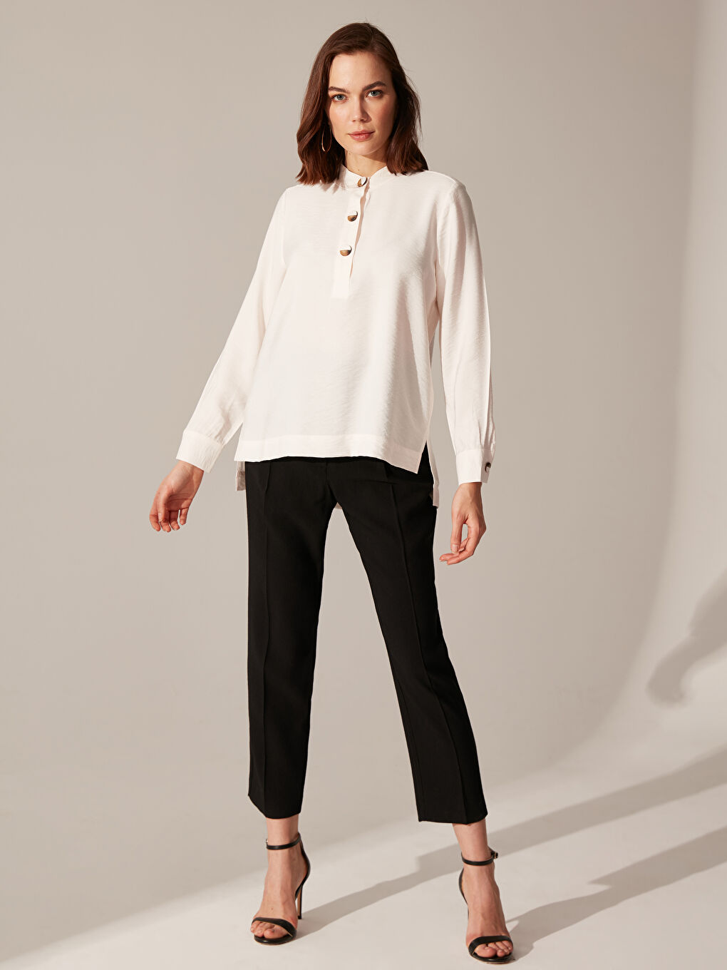 Ekru Hakim Yaka Düğme Detaylı Uzun Kollu Viskon Kadın Bluz-4