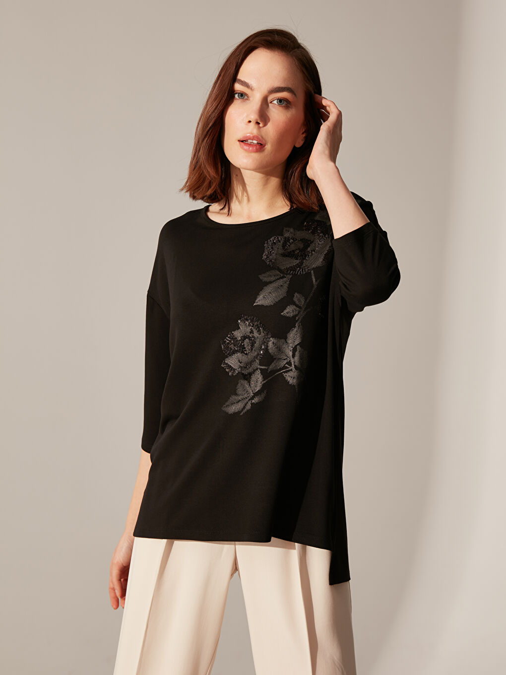 Siyah Pul İşlemeli Uzun Kollu Viskon Kadın Tişört