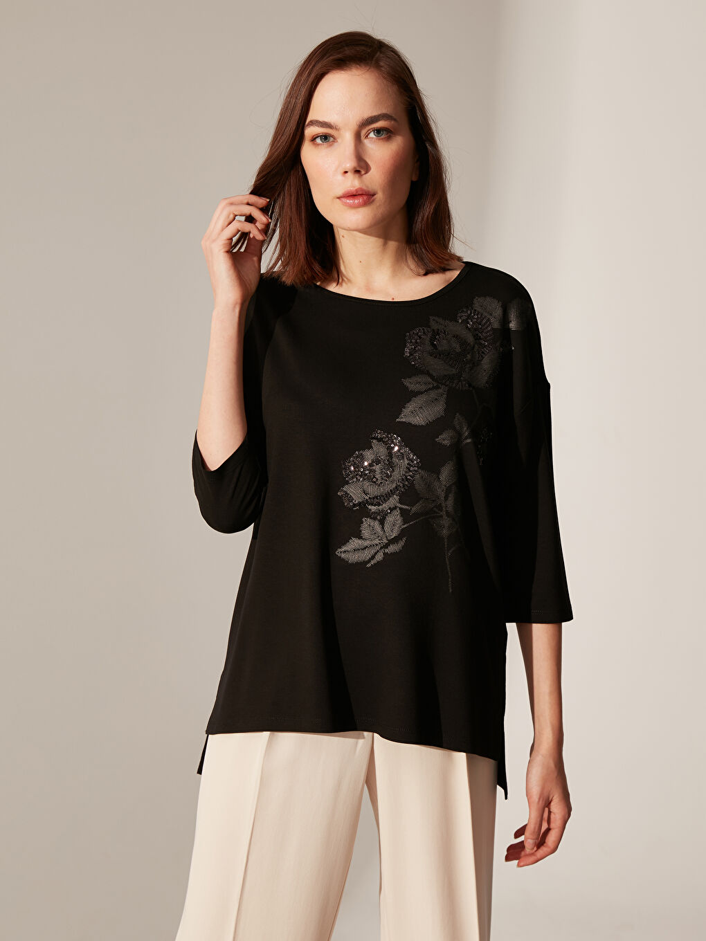 Siyah Pul İşlemeli Uzun Kollu Viskon Kadın Tişört-1