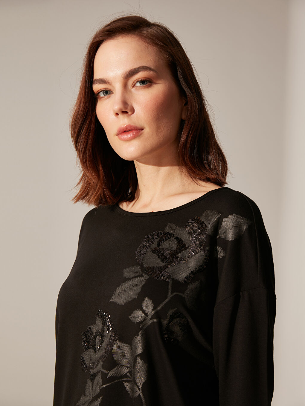 Siyah Pul İşlemeli Uzun Kollu Viskon Kadın Tişört-2